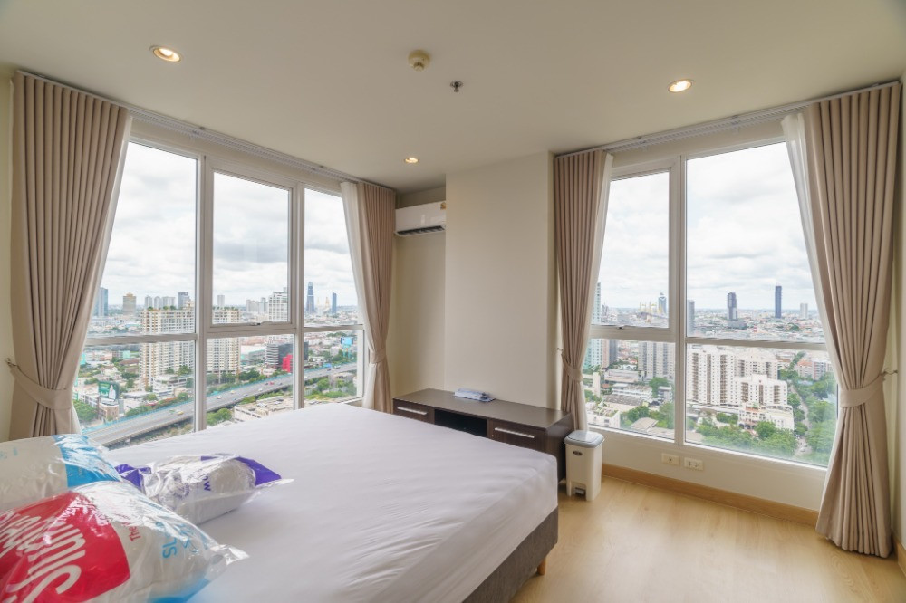 For rent!!! Newly decorated! The Complete Narathiwat, large room 60 sq m! Sathorn location, only 28,000 baht/month.