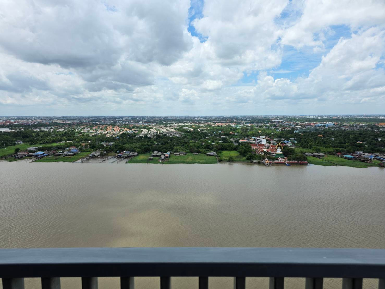 Excellent Feng Shui Panoramic views from the bedroom and living room. Brand new renovated room Ready to move in immediately. Near the Ministry of Commerce and the MRT Phra Nang Klao Bridge.