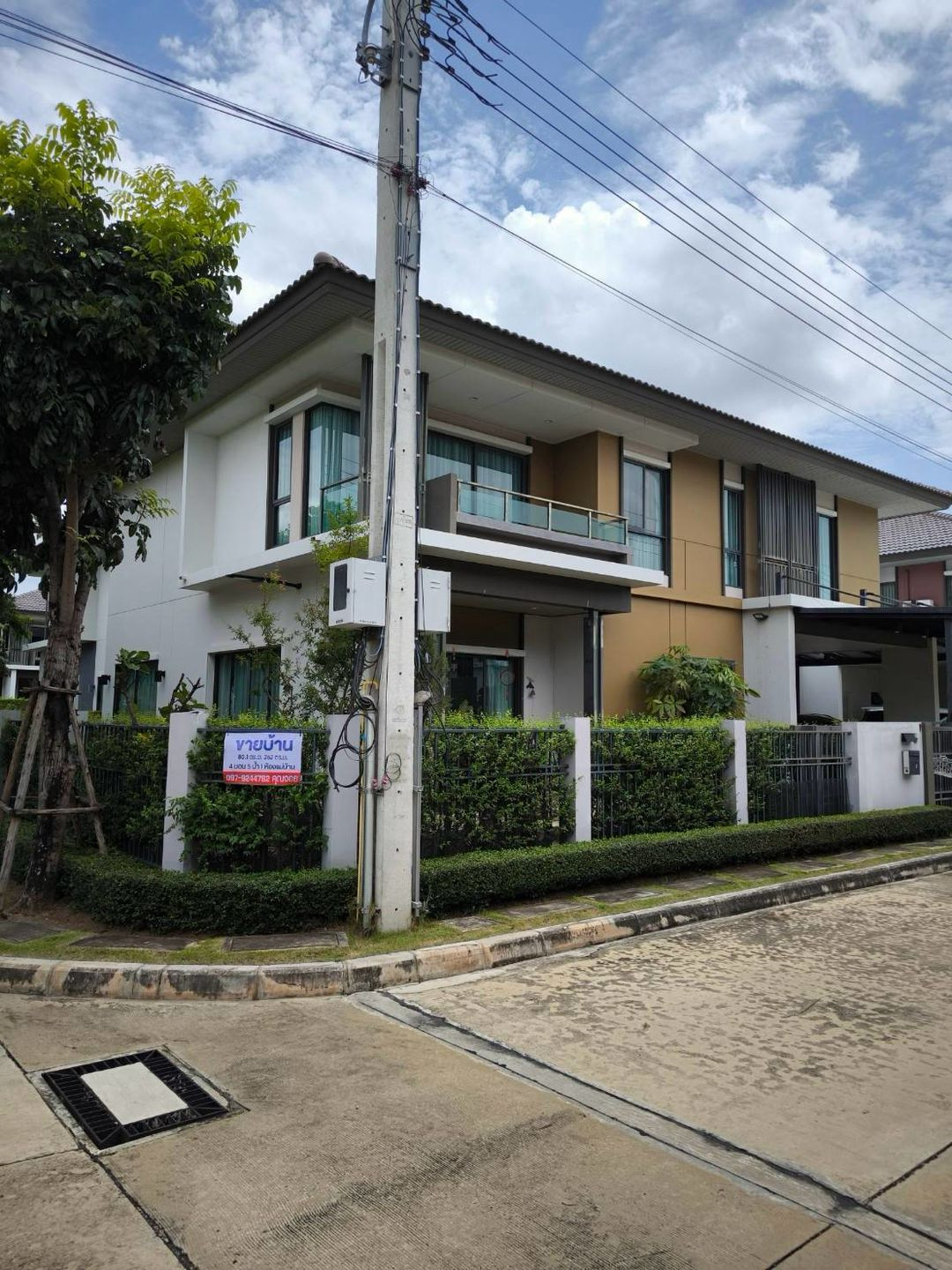 Single house for sale, Burasiri Ratchapruek-345, a very shady resort style project from Sansiri, corner house, wide area. For a large family Single house for sale, Burasiri Ratchapruek-345, a very shady resort style project from Sansiri, corner house, wide area. For a large family