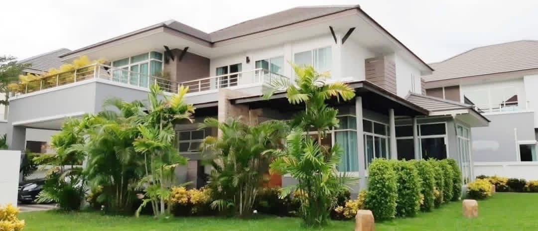 Large luxury house for rent, Chatphet Garden View Village.