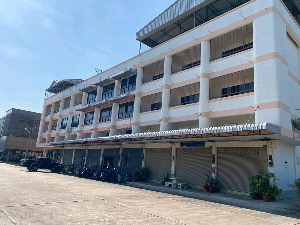 Showroom building, 3 floors, 700 sq m., Sahapat Group, Sriracha, Laem Chabang Industrial Estate, newly renovated. Showroom building, 3 floors, 700 sq m., Sahapat Group, Sriracha, Laem Chabang Industrial Estate, newly renovated.
