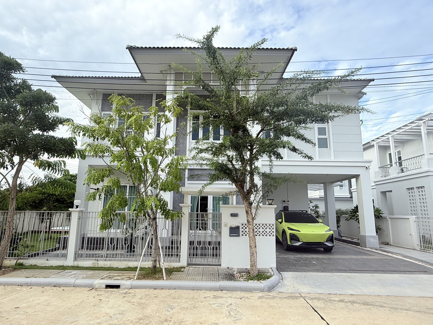 Corner detached house for rent Suetrong Village, Premium I-Am Rama 2 - Samae Dam, beautifully decorated, complete with electrical appliances. Near the way to Wat Phanthai Norasingh.