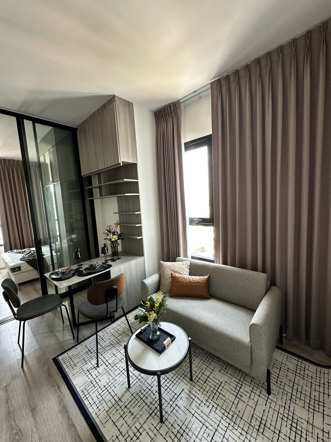 Last unit! Next to the main road, Phahonyothin, large room, next to BTS Phahonyothin 24, near Central Ladprao. Fully decorated and ready to move in! last room