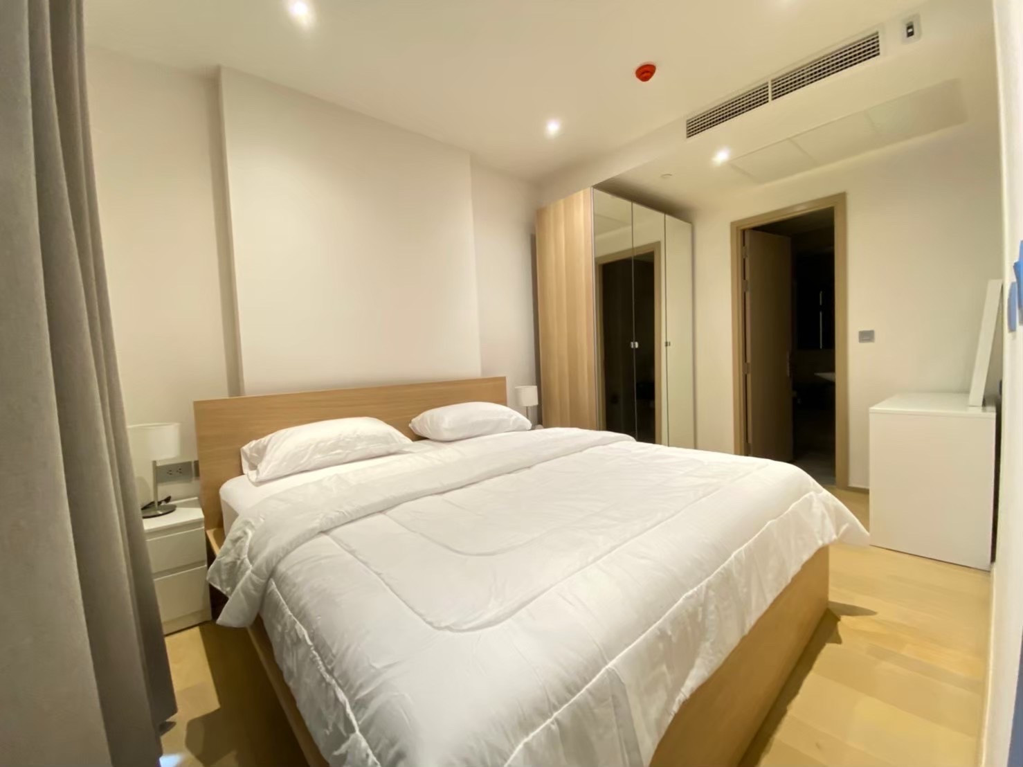 Ashton Asoke Rama9  ตรงข้าม Central Rama 9  For rent !!! 🔥 🔥Hot deal only 31,000 baht 🔥 ( from  ❌35,000 )  ✅Size 42 sqm 1 bed 1 bath 🛀  ✅Fully finished  ✅ Ready to move in   ✅เครื่องใช้ไฟฟ้าครบ ห้องตรงปก  ✅ วิวดี มุมสวย  ✅พร้อมอยู่ ห้องเป๊ะตรงปก   🙏 – รูปที่ 2