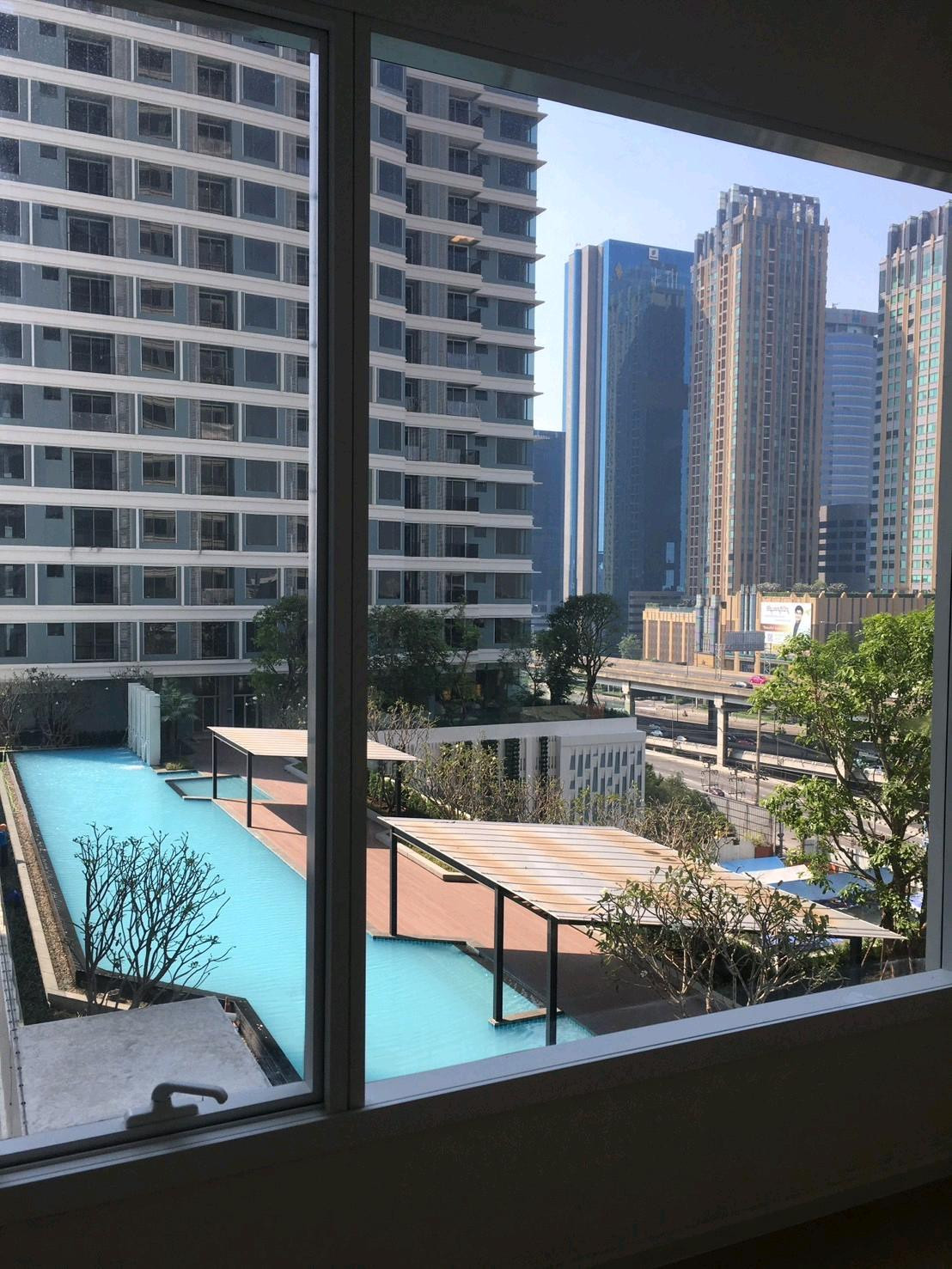 🏢 The Saint Residences – Ha Yaek Lat Phrao🚇 Approx. 300 m to MRT Phahon Yothin 🚝 Approx. 400 m to BTS Ha Yaek Lat Phrao