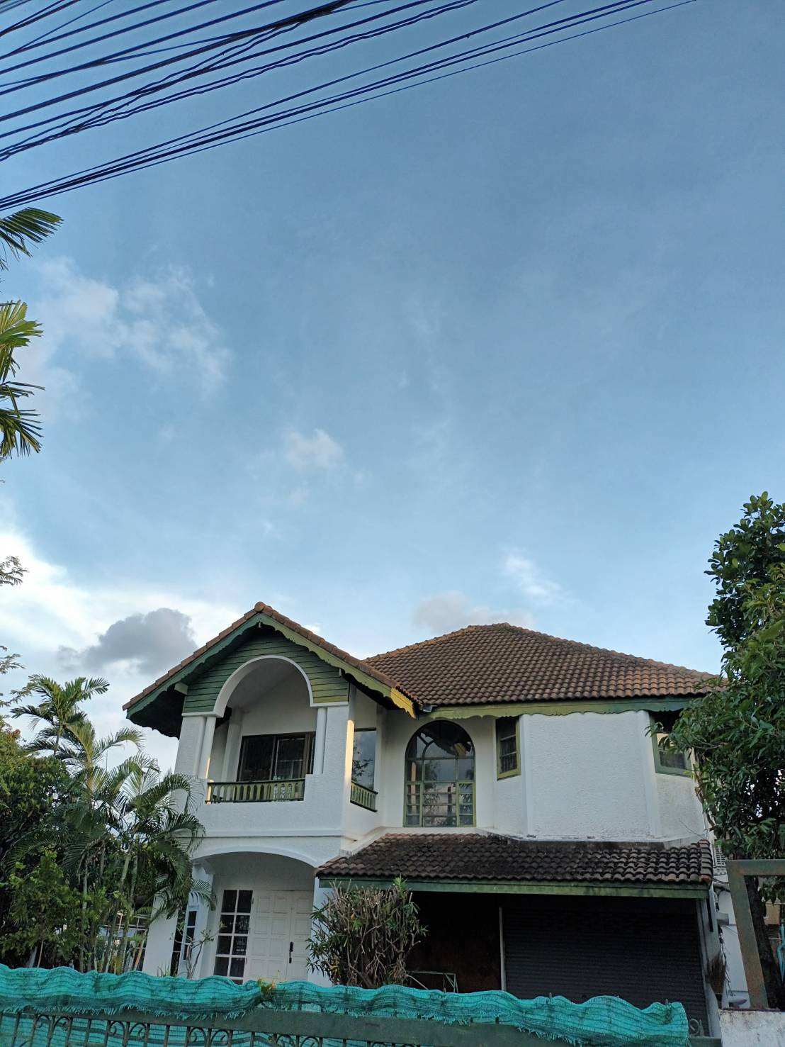 House for sale with 2 plots of land next to each other, total 229 sq m, 27.5 million, negotiable.