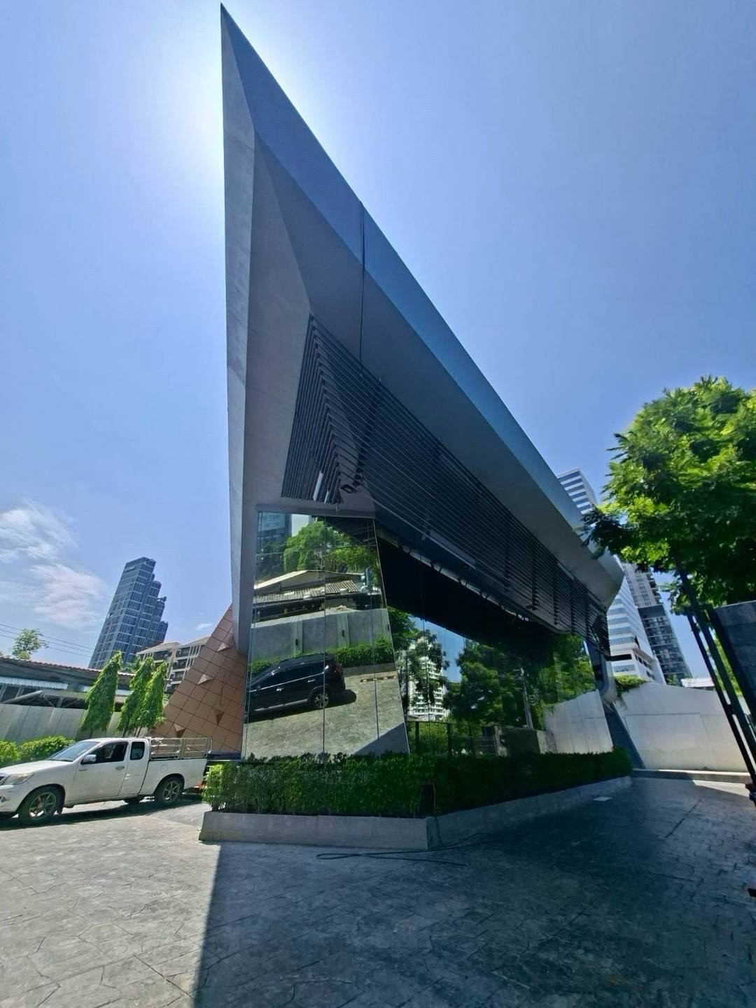 📌 Rental : Stand Alone Showroom Building In Heart Of Sathorn  , 1,200 sqm , 3 Storeys   ** Hospital / Clinic / Spa / Wellness Center ** ** Car Showroom  ** ** Community Mall / Sport Complex ** ** Furniture Showroom ** ** Office etc **  📍 Ceiling : 4-6 m