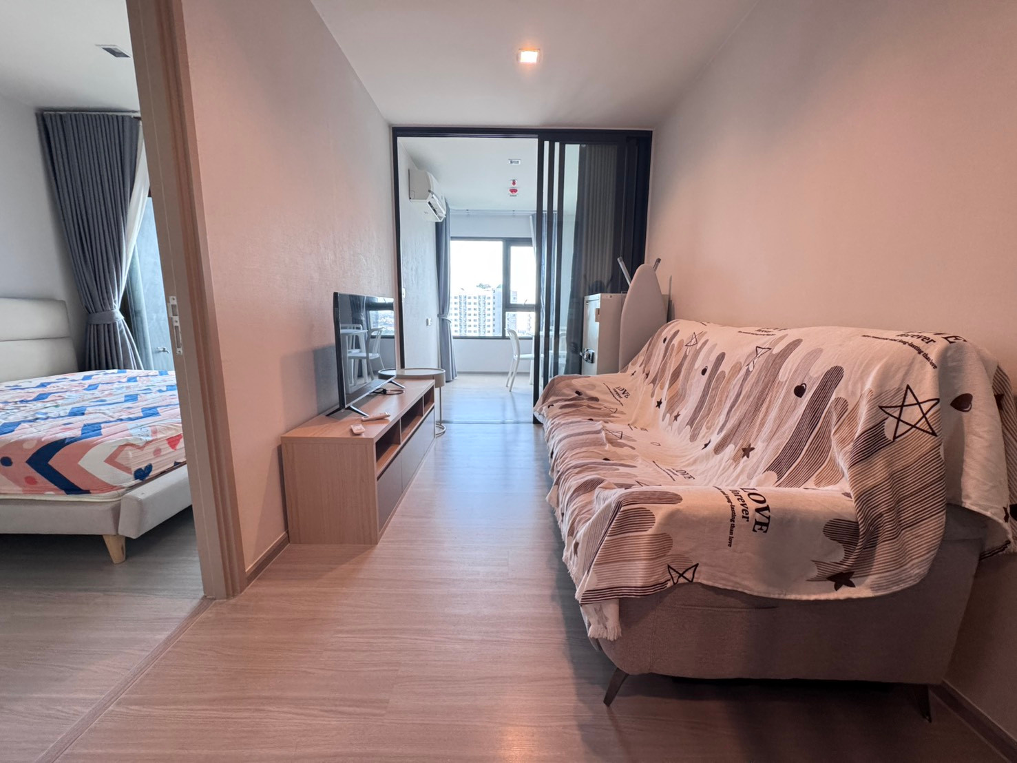 Life Sathorn Sierra 1 bedroom + 1 office room or 2nd bedroom, fully furnished, new room, available and ready for rent.