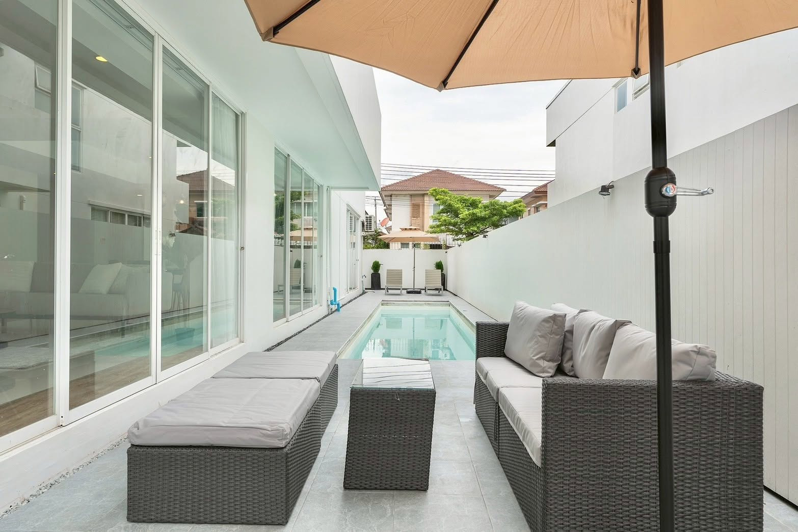 🏡 ให้เช่า 𝗖𝗢𝗨𝗥𝗧𝗬𝗔𝗥𝗗 𝗩𝗜𝗟𝗟𝗔 𝗥𝗔𝗠𝗔 𝟵 – 𝗢𝗨𝗧𝗘𝗥 𝗥𝗜𝗡𝗚 | Private Pool Villa | 4 ห้องนอน | 340 ตร.ม. | ที่ดิน 80 ตร.ว. | กรุงเทพกรีฑา–มอเตอร์เวย์