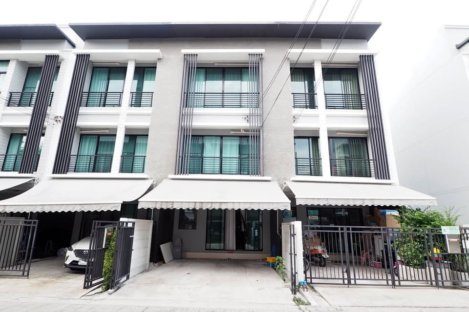 RH090526 For sale/rent, 3-story townhome, 3 bedrooms at Baan Klang Muang Rama 9-Ramkhamhaeng, Town in Town area, Ramkhamhaeng. RH090526 For sale/rent, 3-story townhome, 3 bedrooms at Baan Klang Muang Rama 9-Ramkhamhaeng, Town in Town area, Ramkhamhaeng.
