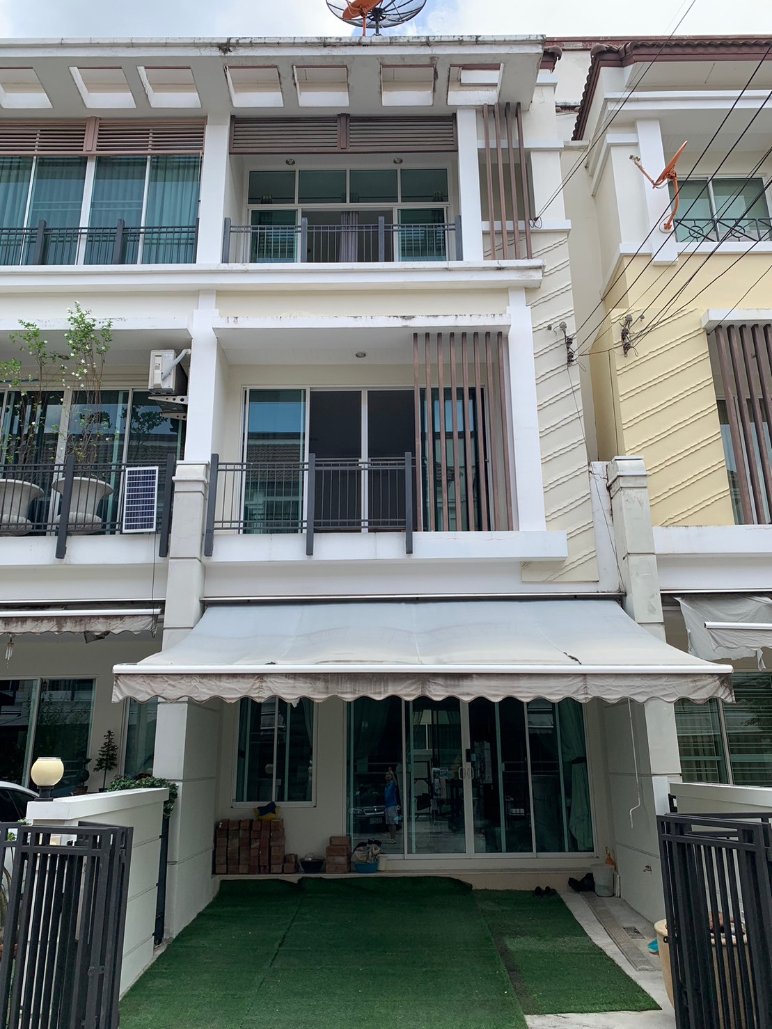 ให้เช่า ทาวน์โฮม 3 ชั้น บ้านกลางเมือง เออร์บาเนี่ยน เกษตร-นวมินทร์ 2 ซอยลาดปลาเค้า 79  แบบห้อง 3 ห้องนอน  3 ห้องน้ำ  จอดรถได้ 2 คัน  ตกแต่งครบ  พร้อมอยู่ ใกล้  “The Jas รามอินทรา 3”  ค่าเช่าเพียง  28,000 บาท/ เดือน