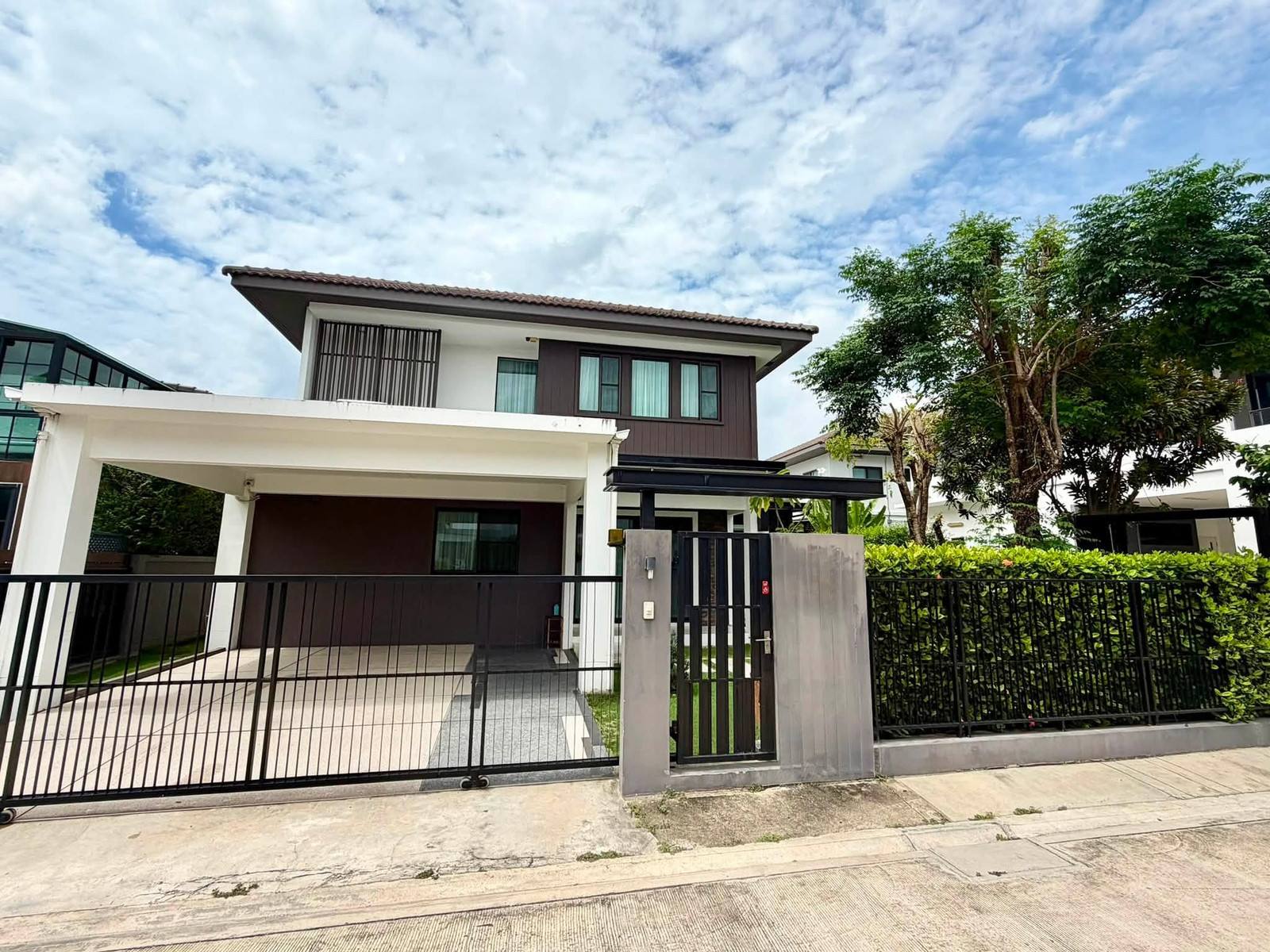ให้เช่าบ้านเดี่ยวโครงการ มัณฑนา บางนา กม 7 ( Mantana Bangna Km.7 ) ตกแต่งพร้อมอยู่ ใกล้เมกะบางนาและโรงเรียนนานาชาติ ส่วนกลางครบครัน -RW008439 – รูปที่ 2