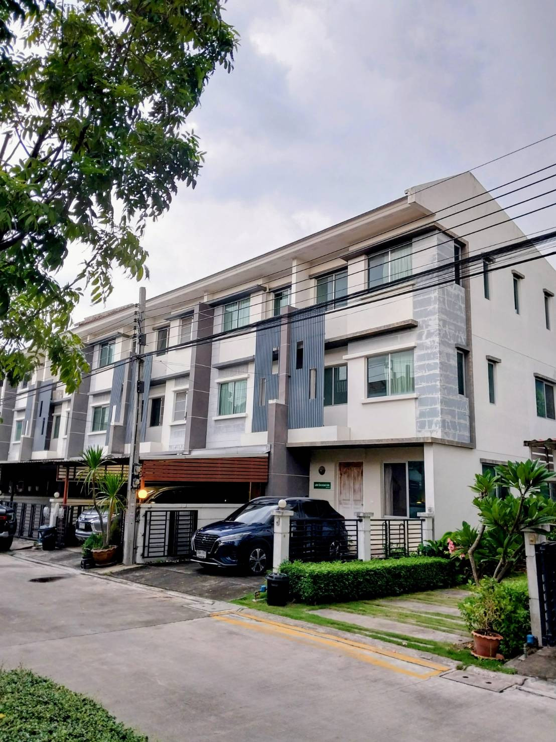 Townhome, corner room, 3 floors, next to Theparak Road. The is selling it himself for 2.65 million. Townhome, corner room, 3 floors, next to Theparak Road. The is selling it himself for 2.65 million.