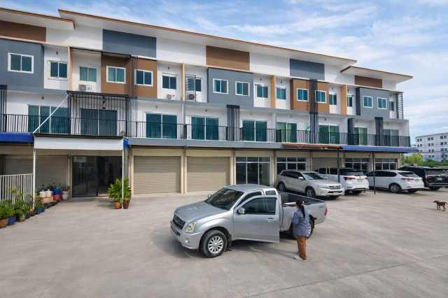 Central Mahachai 1.45km. Thai Watsadu Mahachai 1.38km. JedSok ThepNararat Sch 650m. Shophouse for sa