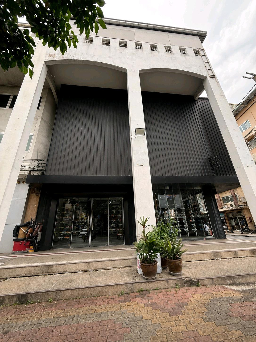 Commercial building for rent, 2 units, corner room, next to Banthat Thong Road. Commercial building for rent, 2 units, corner room, next to Banthat Thong Road.