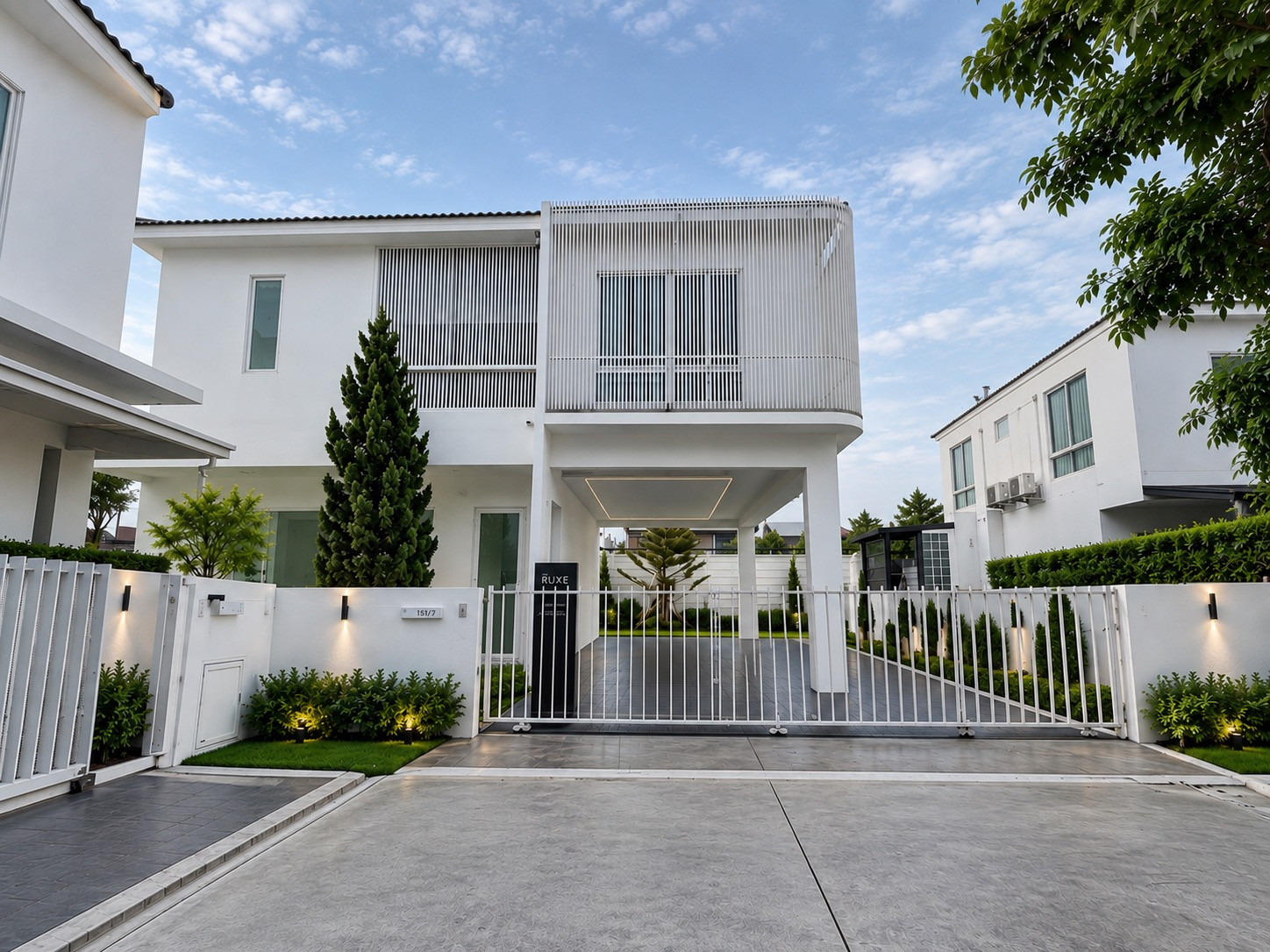 ✨ บ้านเดี่ยว Modern Luxury สีขาว พร้อมสวนใหญ่ บนที่ดิน 81 ตร.วา ✨