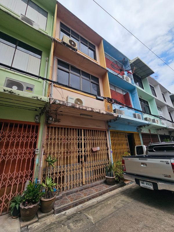 🔥 **ขายอาคารพาณิชย์ 3 ชั้นครึ่ง ถนนจันทน์ ซอย 19 | ราคาเพียง 3.5 ล้านบาท!**เข้าซอยแค่ 50 เมตร”  ย่านสาทร สีลม นราธิวาส Tel. 084-694-8888