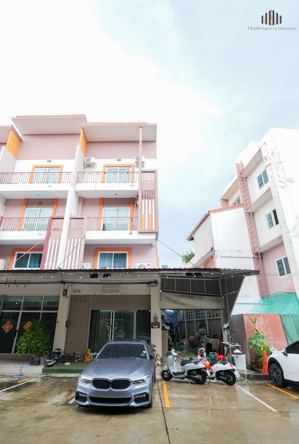 ขายอาคารพาณิชย์ 3 ชั้น (หลังริม) โครงการบ้านสุขนิเวศน์ 8 ทำเลดี ซอยลัดเชื่อม 3 ถนนใหญ่ [สุขสวัสดิ์ - พุทธบูชา - พระราม 2] เหมาะทำโฮมออฟฟิศ, ร้านค้า, คลินิก หรือคลังสินค้าออนไลน์!