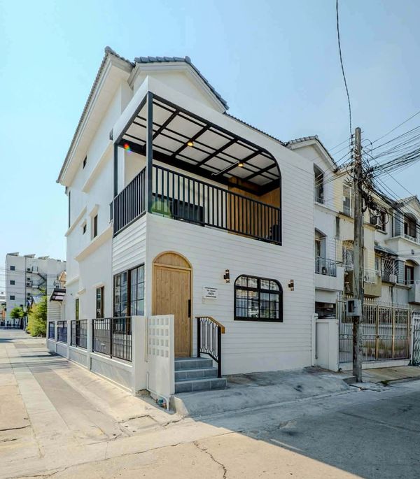 3-story townhome for sale, Baan Klang Muang, Rama 9 Soi 43 (23.9 sq m.), corner house.