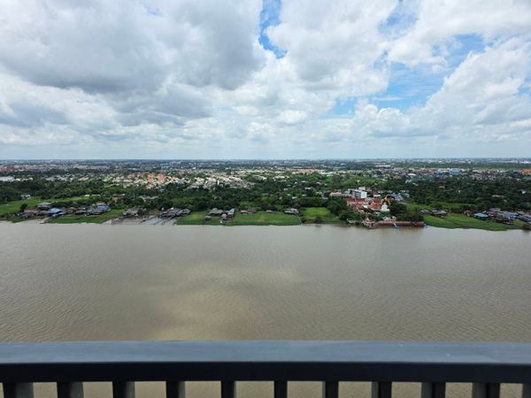 Excellent Feng Shui Panoramic views from the bedroom and living room. Brand new renovated room Ready to move in immediately. Near the Ministry of Commerce and the MRT Phra Nang Klao Bridge.