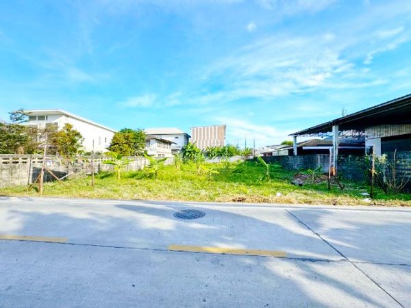 MRT Ramintra Km. 4. Land for rent at Maiyalap Sukhaphiban 5 Intersection 2 rai on the main road. Ren