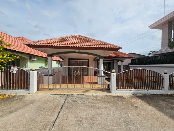 🏡 Pattaya detached house for sale, 1 floor, corner house + private swimming pool, Tel. 084-694-8888 Soi Chaiphonwithi 21, near the expressway, near the dwarf horse farm, Sukhumvit Road.