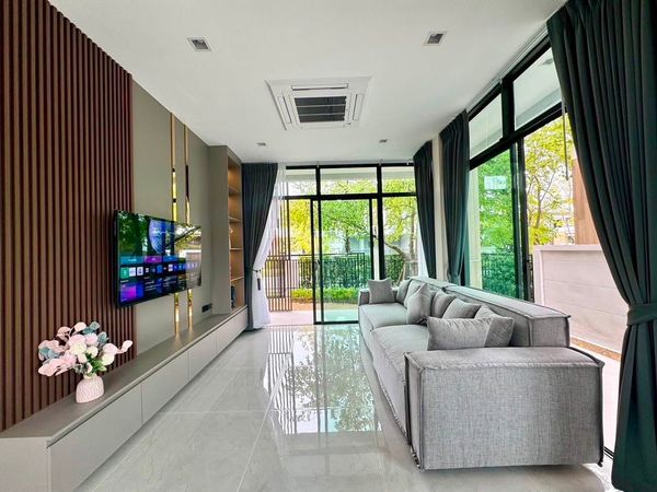 บ้านสวยสภาพดี แปลงสวยหันหน้าทิศเหนือ บ้านไม่ร้อน แดดไม่ส่องหน้าบ้านตลอดทั้งวัน ฟังก์ชันตอบโจทย์ครอบครัวใหญ่ด้วยเนื้อที่ใช้สอยกว้างขวาง บนทำเลศักยภาพโซนบางนา เดินทางสะดวกสบายใกล้ทางด่วนและห้างสรรพสินค้าชั้นนำ