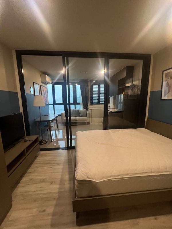 Answering the needs of the new generation in a prime location, close to Huai Khwang MRT, only 75 meters, extremely convenient travel, beautiful room, high floor, clear view, fully furnished with built-in washing machine and dryer.