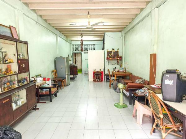Near BTS Bang Chak, just 350 m away. 🏢 3-story commercial building on Sukhumvit Soi 95 (for sale). GNG252