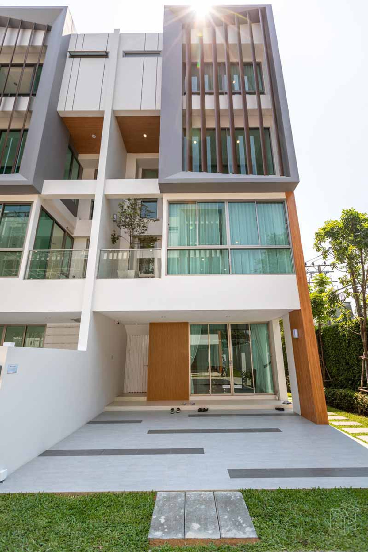  🔥 ขายทาวน์โฮม &amp; โฮมออฟฟิศ สุขุมวิท ใกล้ BTS บางจาก 200 ม. | Modern Townhome Sukhumvit 