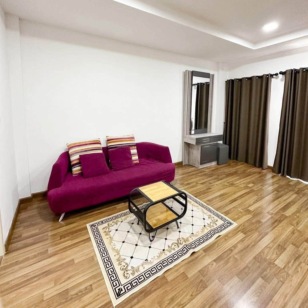 📍 ทาวน์โฮม 3 ชั้น | 4 ห้องนอน | 5 ห้องน้ำ | จอดรถในบ้าน 2 คัน  🔥 หมู่บ้านธนาภิรมย์ ศรีนครินทร์-วงแหวน  💰 ค่าเช่า 33,000 บาท – รูปที่ 4