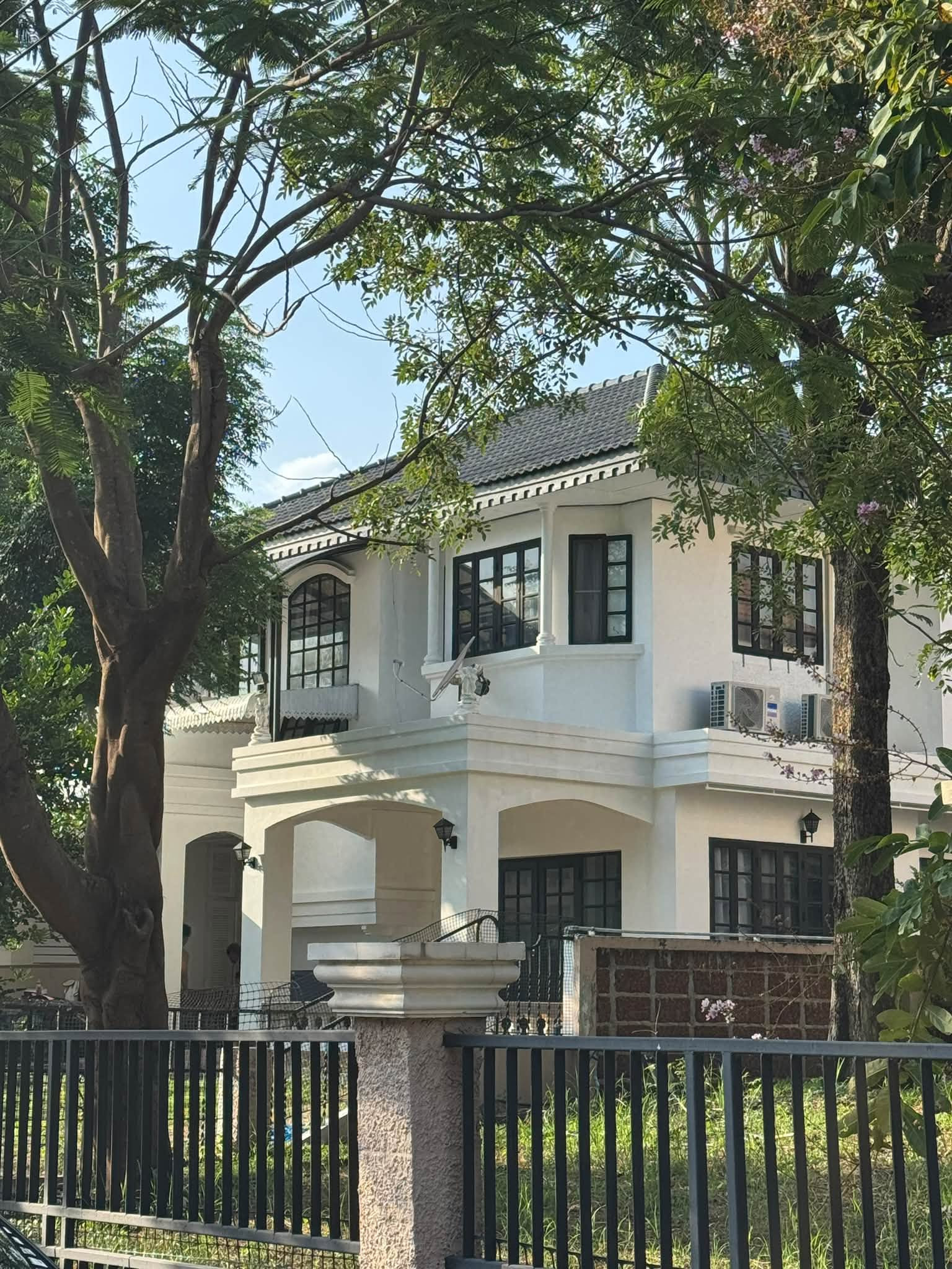 Experience superiority in a society with premium quality, large house, spacious area. Highly private Suitable for large families. Experience superiority in a society with premium quality, large house, spacious area. Highly private Suitable for large families.