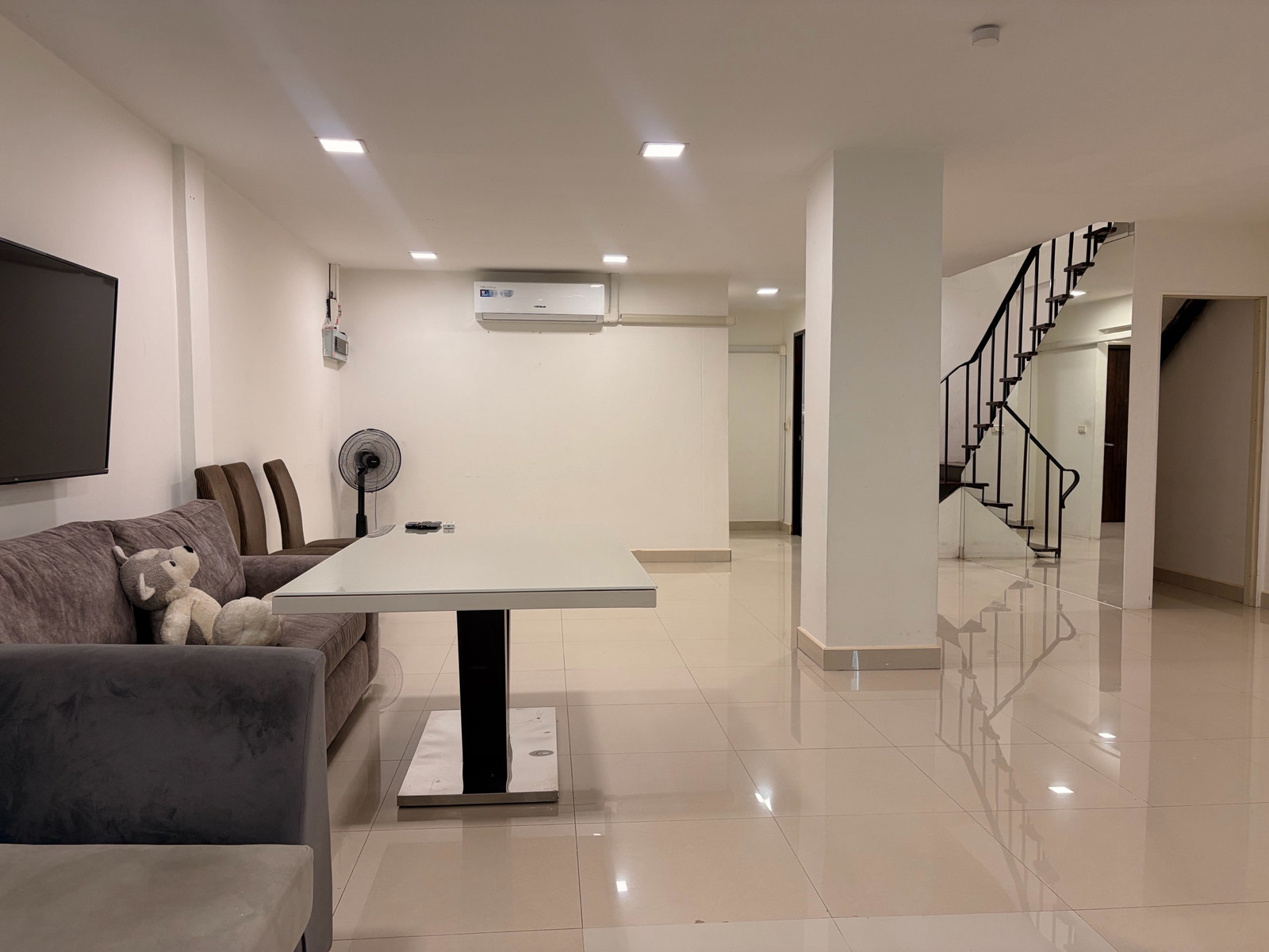ให้เช่า Townhouse 2 ชั้น 3 ห้องนอน 3 ห้องน้ำ ขนาด 180 ตร.ม. ใกล้ BTS พร้อมพงษ์ 1 กม. เลี้ยงสัตว์ได้