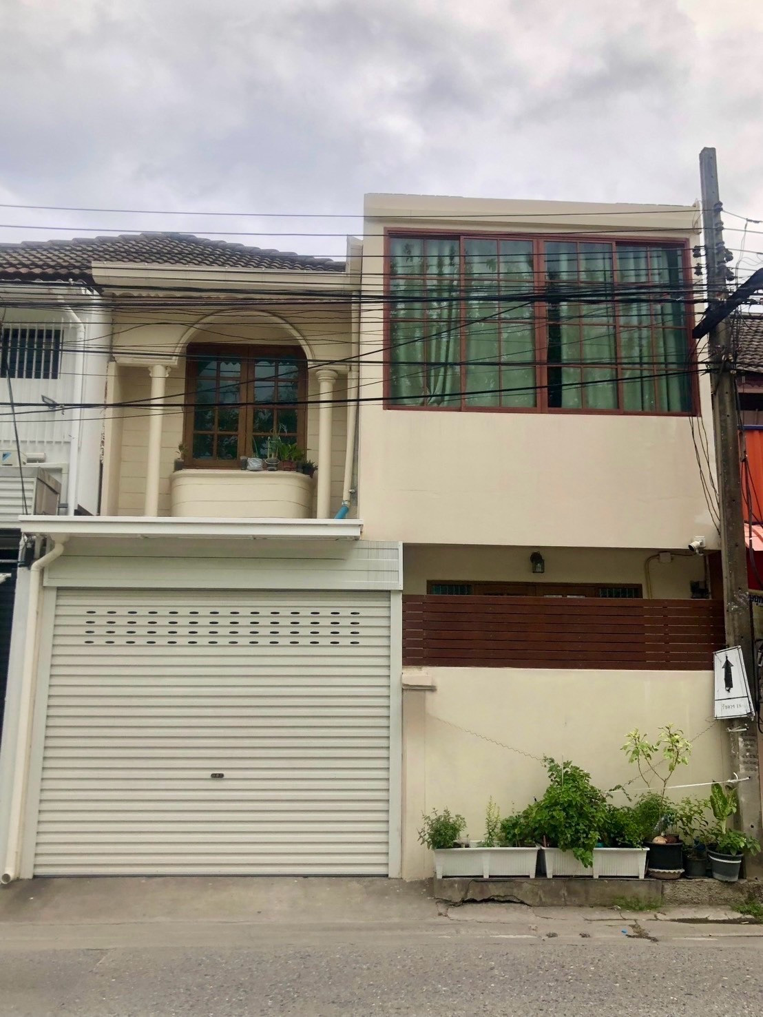 ทาวน์เฮ้าส์รีโนเวทใหม่ 2 ชั้น ห้วยขวาง สไตล์โมเดิร์นจีน พื้นที่กว้างเท่าบ้านเดี่ยว ใกล้ MRT เหมาะอยู่เองหรือสร้างรายได้จากการปล่อยเช่า