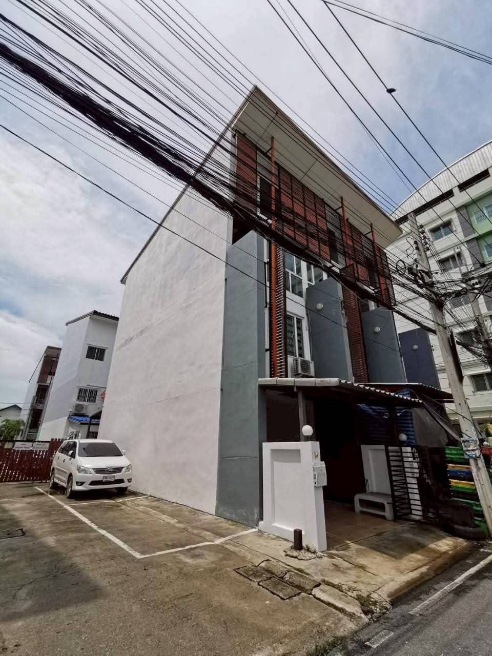 Townhome for rent, 3.5 floors, corner unit, The Attic project, behind Central Chaengwattana.