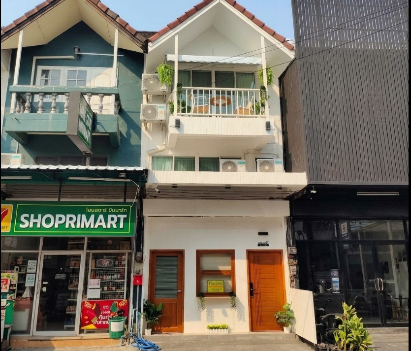 Building for sale next to the road in the heart of Chiang Mai Can do business and live.