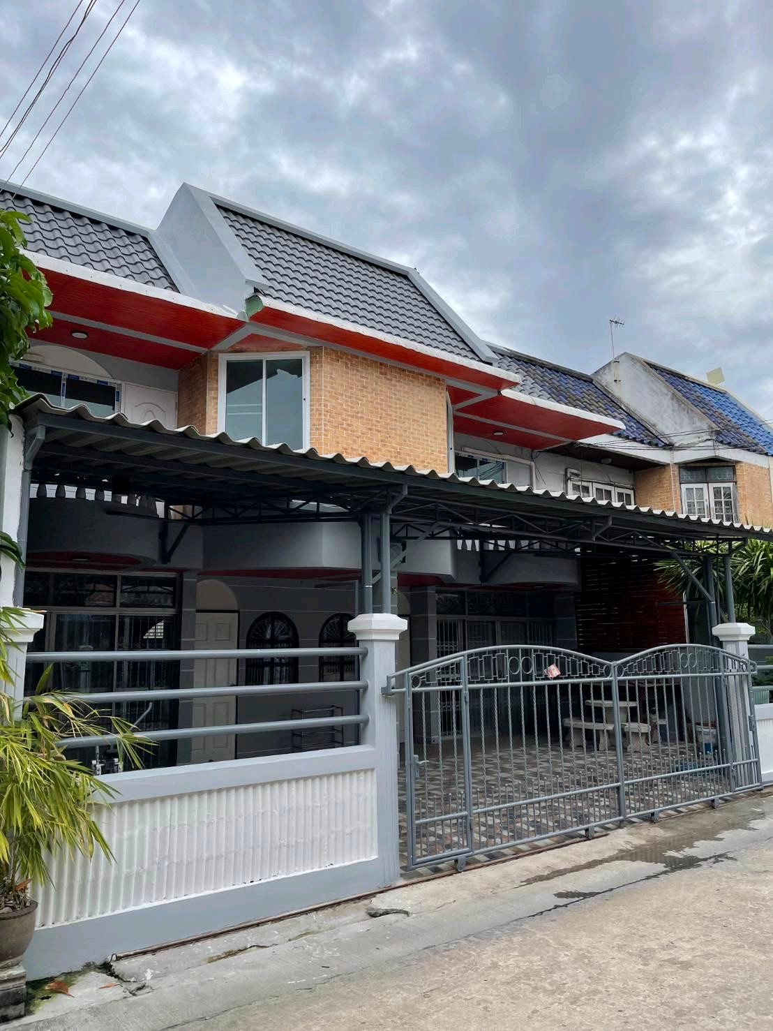 2 townhouses next to each other, 3 bedrooms, 2 bathrooms, almost next to Rama 2 Road.