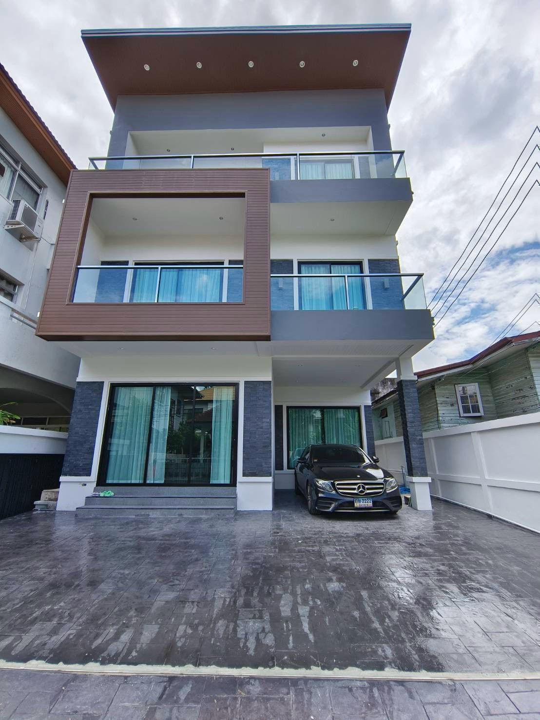 บ้านเดี่ยว 3 ชั้น สไตล์โมเดิร์น ย่านเอกมัย (ซอยสุขุมวิท 65)