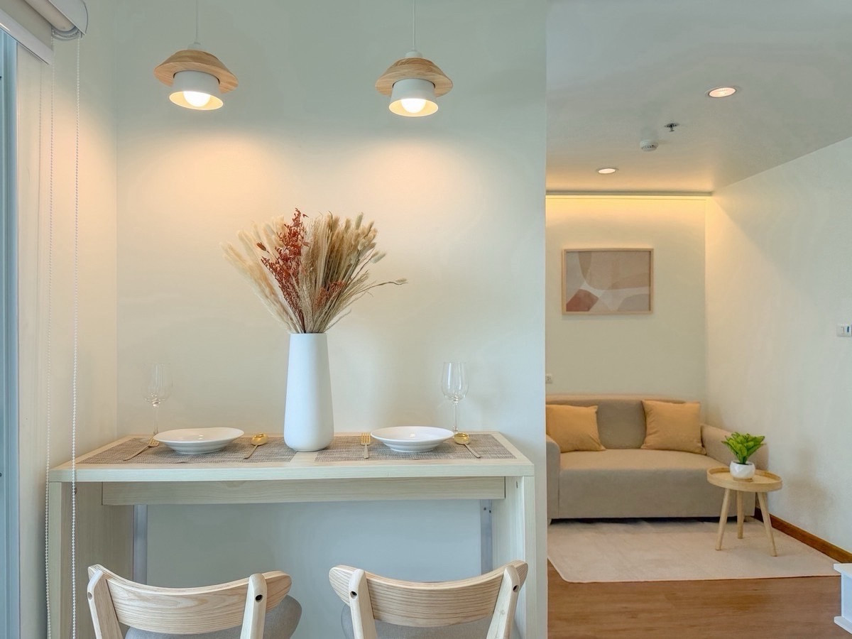 The entire room has been redesigned, wood tones + cream, warm, elegant, in the style of "Luxury without shouting". The entire room has been redesigned, wood tones + cream, warm, elegant, in the style of "Luxury without shouting".