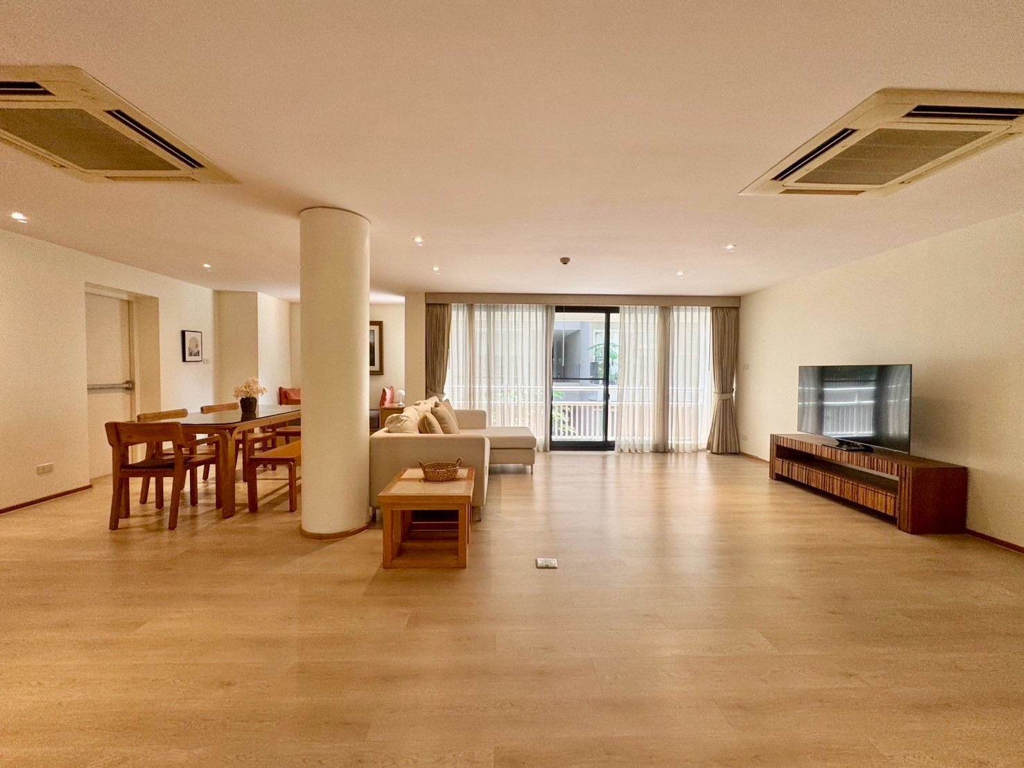 For Rent Pet Friendly Apartment in Lang Suan - Chidlom Bangkok | 650m BTS Chidlom and 1 k.m. BTS Ploen Chit | Near Lumpini Park - Embassy and RBSC Polo Club For Rent Pet Friendly Apartment in Lang Suan - Chidlom Bangkok | 650m BTS Chidlom and 1 k.m. BTS Ploen Chit | Near Lumpini Park - Embassy and RBSC Polo Club