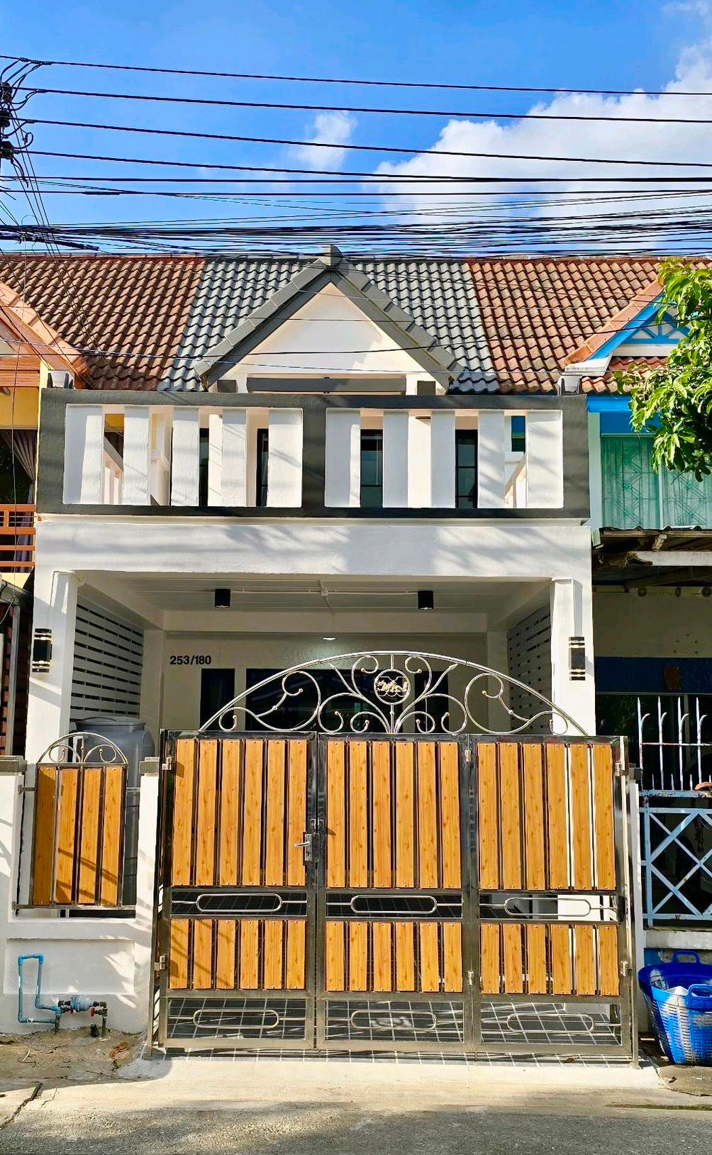 ทาวน์เฮ้าส์ 2 ชั้น หมู่บ้านพูนสินธานี 3 เคหะร่มเกล้า 64 คลองสองต้นนุ่น ลาดกระบัง รถไฟฟ้าแยกมิสทีน ราษฎร์พัฒนา สนง.ที่ดินลาดกระบัง เทคโนฯพระจอมเกล้าลาดกระบัง ม.หัวเฉียว ม.กรุงเทพ-สุวรรณภูมิ สน.นครบาลร่มเกล้า สนามบินสุวรรณภูมิ