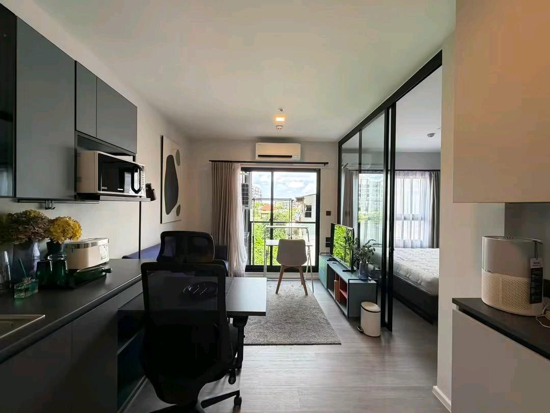 💙🤍 Condo for rent THE KEY @MRT Phetkasem 48, project of L&H, quiet, private, suitable for living 🚄 next to MRT Phetkasem 0 meters (entrance in front of the project) ✨ Room size 29 sqm ✨ 3rd floor, rear garden view ✨ Rental price 14,000.- (including common