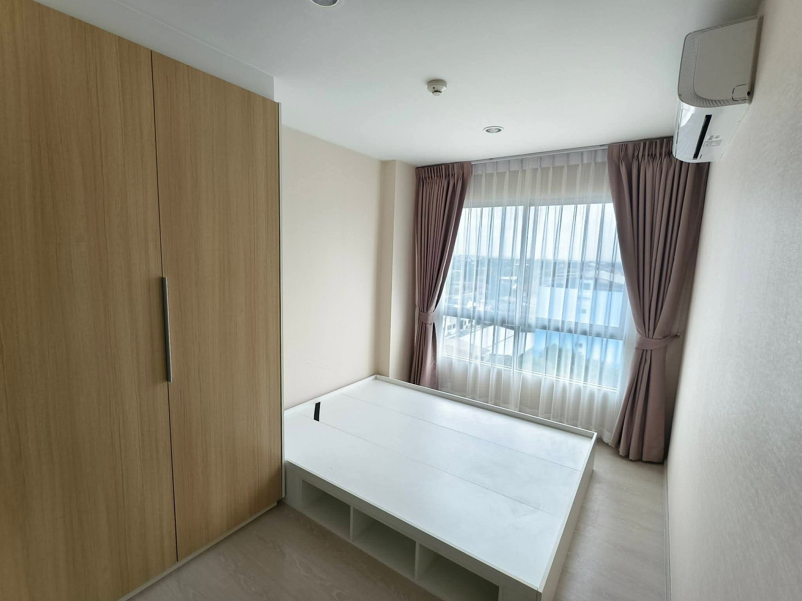 🏡 **ขายคอนโด The Kith Plus พหลโยธิน–คูคต เฟส 2 อาคาร D** 📐 ขนาด 28 ตร.ม. 🛏 1 ห้องนอน | 🍳 1 ห้องครัว | 🚿 1 ห้องน้ำ ✨ ชั้นสูง วิวโล่ง ไม่ติดตึกตรงข้าม ✨ ลมดี พร้อมเข้าอยู่ ✨ วอลเปเปอร์ใหม่ + ผ้าม่าน 2 ชั้นใหม่ 🎁 เฟอร์นิเจอร์ครบ • เตียง + ที่นอน • ต