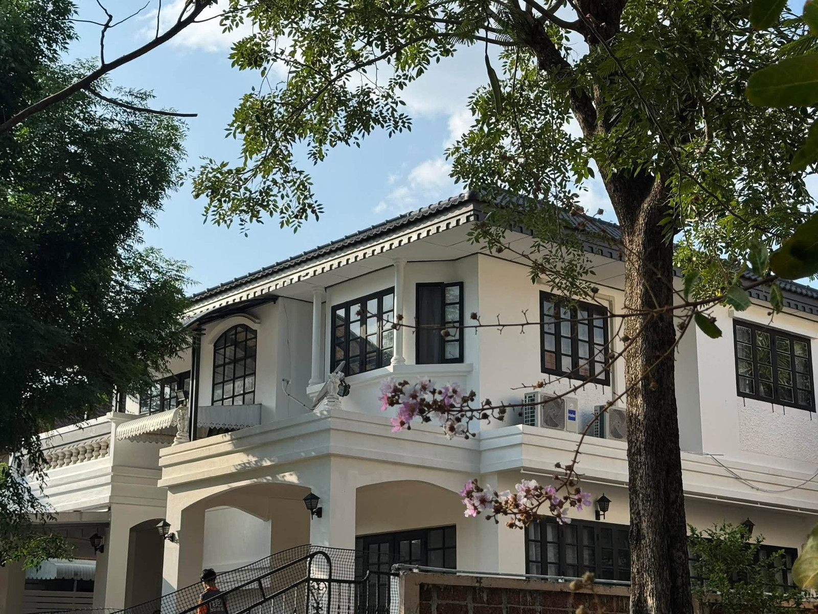  สัมผัสความเหนือระดับในสังคมคุณภาพระดับพรีเมียม บ้านหลังใหญ่ พื้นที่กว้างขวาง เป็นส่วนตัวสูง เหมาะสำหรับครอบครัวใหญ่ – รูปที่ 2