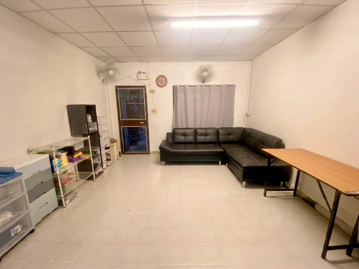 2-story townhouse for sale near BTS/MRT/Seacon Srinakarin. ( sells it himself)
