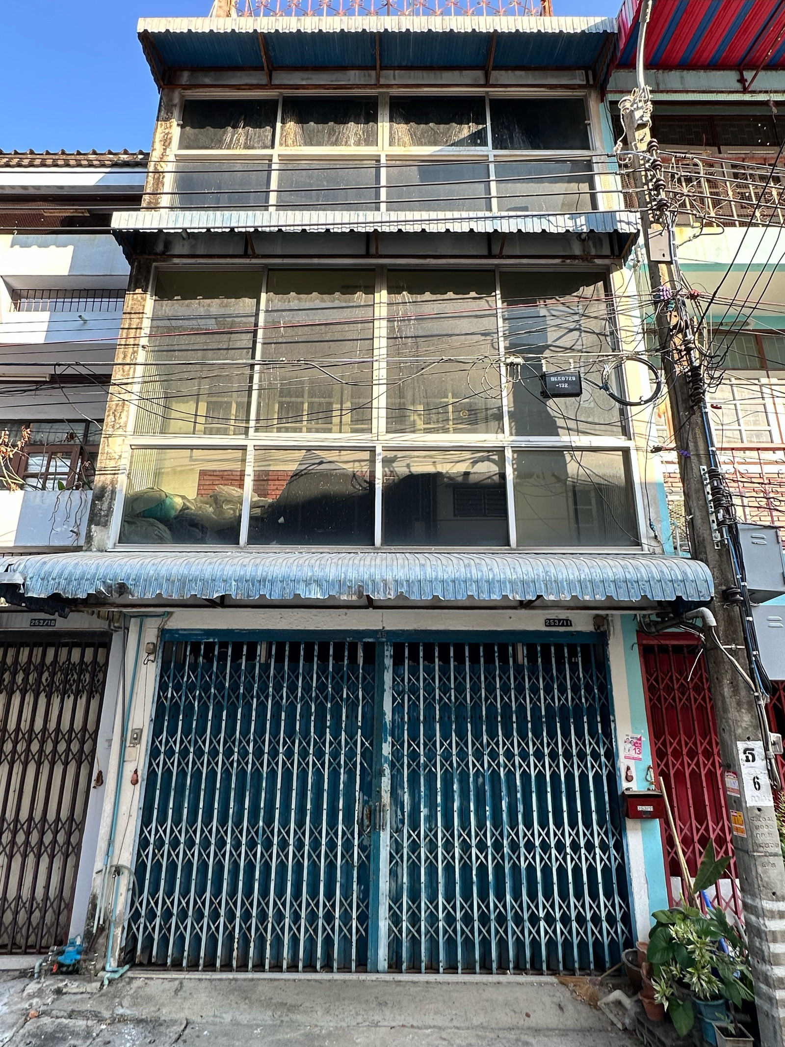 4-story commercial building for sale, Soi Itsaraphap 23, good location, sells it himself, only 100 meters to MRT Itsaraphap. 4-story commercial building for sale, Soi Itsaraphap 23, good location, sells it himself, only 100 meters to MRT Itsaraphap.