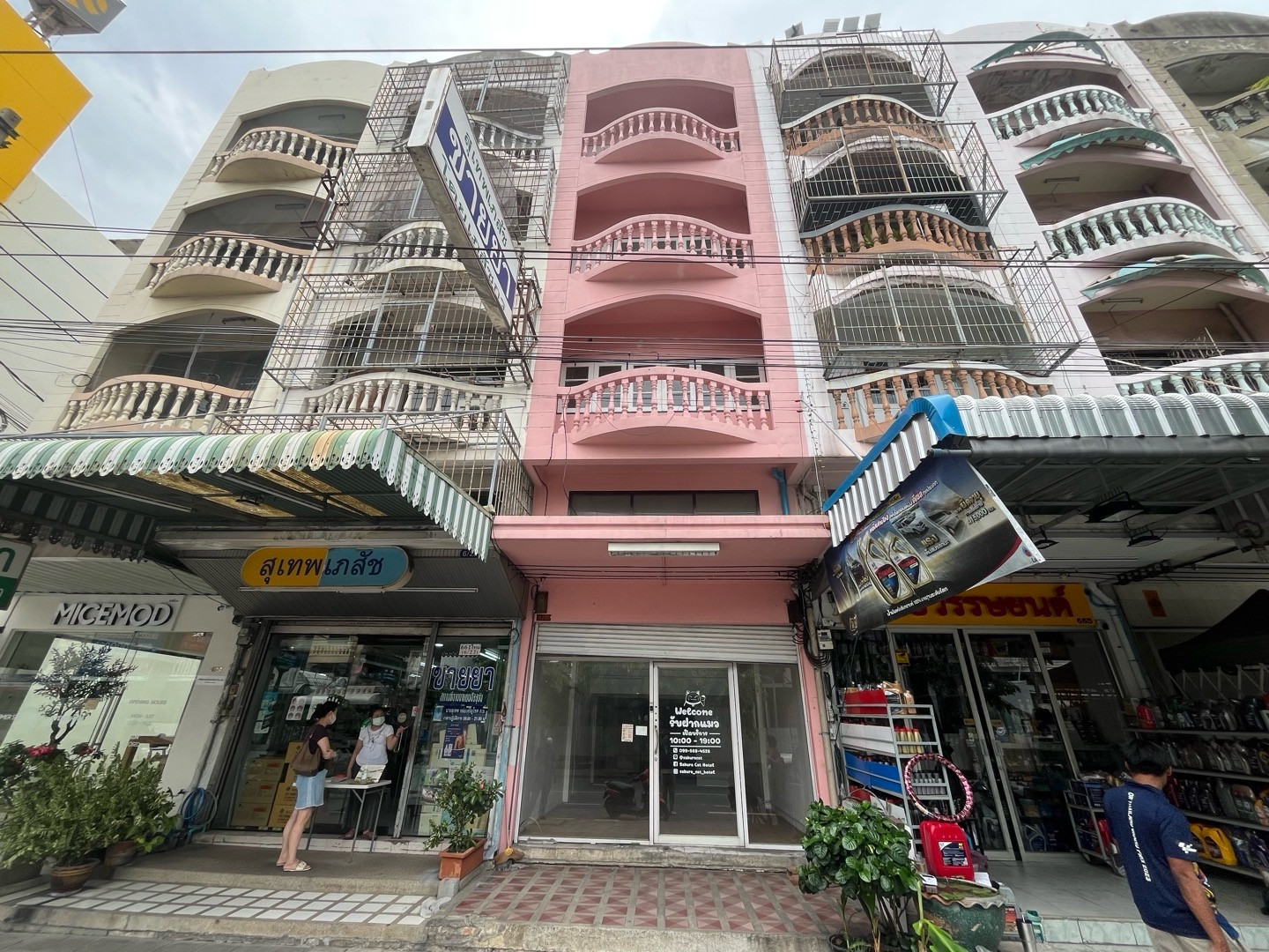 Very good location.!! Commercial building for rent, 4 and a half floors, 27 sq m, next to the road, Lat Phrao Wang Hin community area. There is stock behind the building for 30,000 baht. Very good location.!! Commercial building for rent, 4 and a half floors, 27 sq m, next to the road, Lat Phrao Wang Hin community area. There is stock behind the building for 30,000 baht.