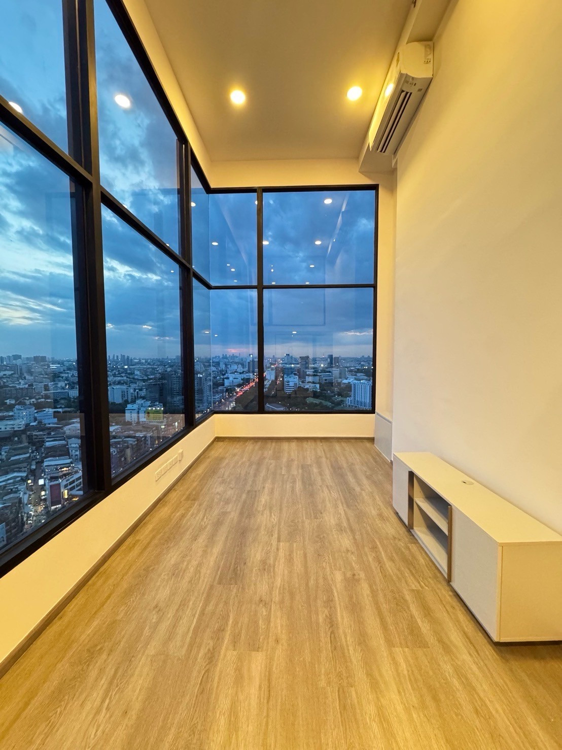 Last 3 rooms!! 2 bedrooms, corner room, large room, high ceiling with Full Frame glass, receives full natural light / Condo for young children🎁✨ Last 3 rooms!! 2 bedrooms, corner room, large room, high ceiling with Full Frame glass, receives full natural light / Condo for young children🎁✨