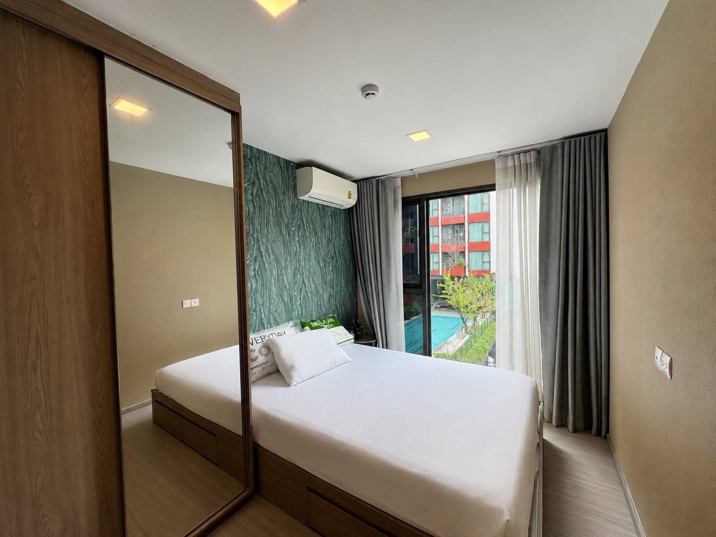 Corner Unit, Private! Beautifully Decorated and Ready to Move In!! Pool View, Extra-Spacious Innermost Unit for Sale at The Privacy S101 (THE PRIVACY S101), 28.5 sq.m., Near BTS Punnawithi 