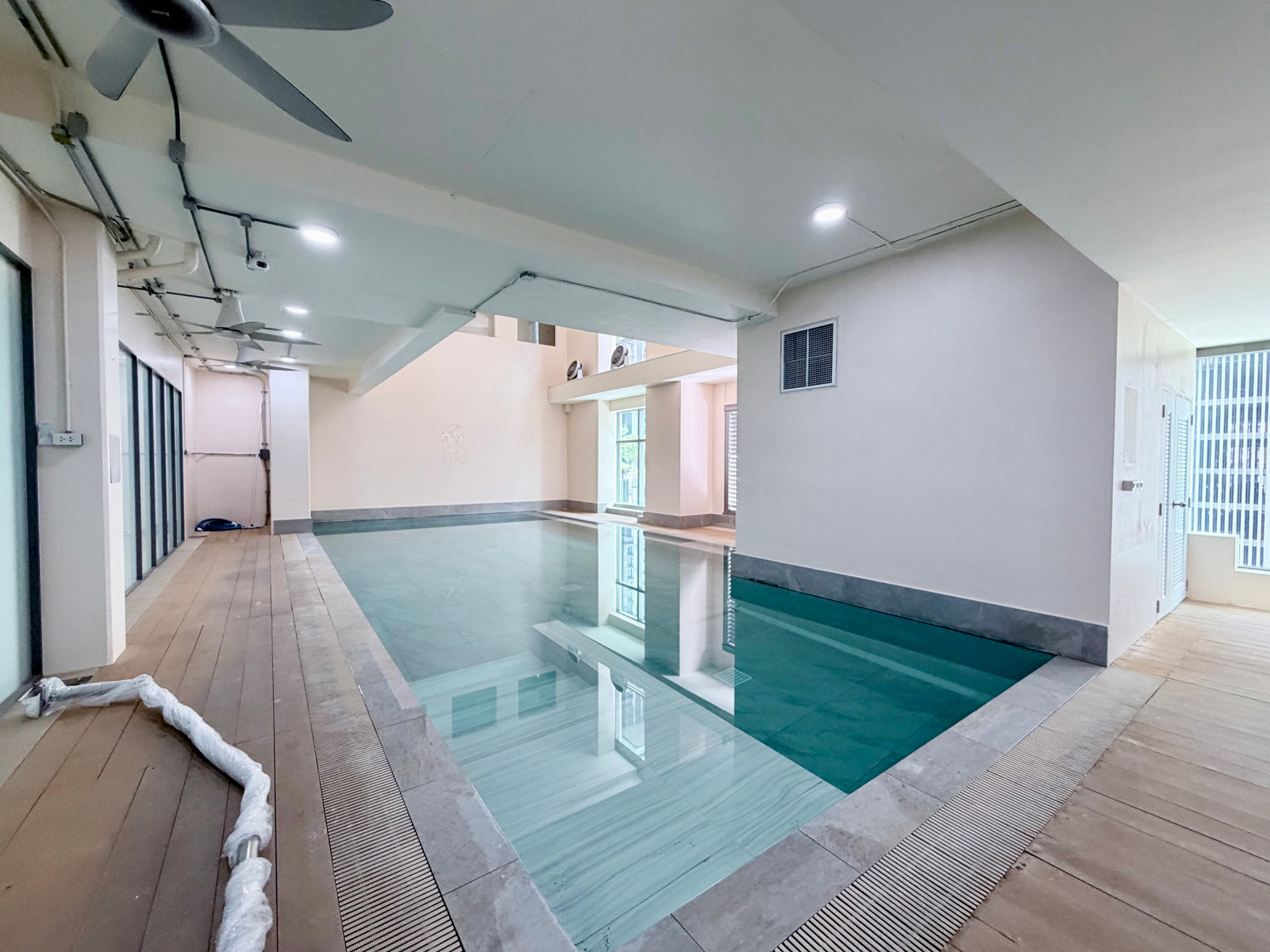 Space with private pool! ONLY 250m from BTS Asok or MRT Sukhumvit. Space with private pool! ONLY 250m from BTS Asok or MRT Sukhumvit.